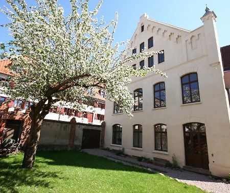Hotel Denkmal 13 Wismar Bagian luar foto